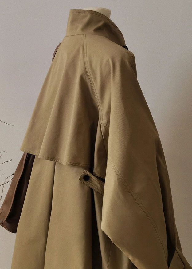 Trench francés color kaki con cuello bebé, cremallera y patchwork, manga larga