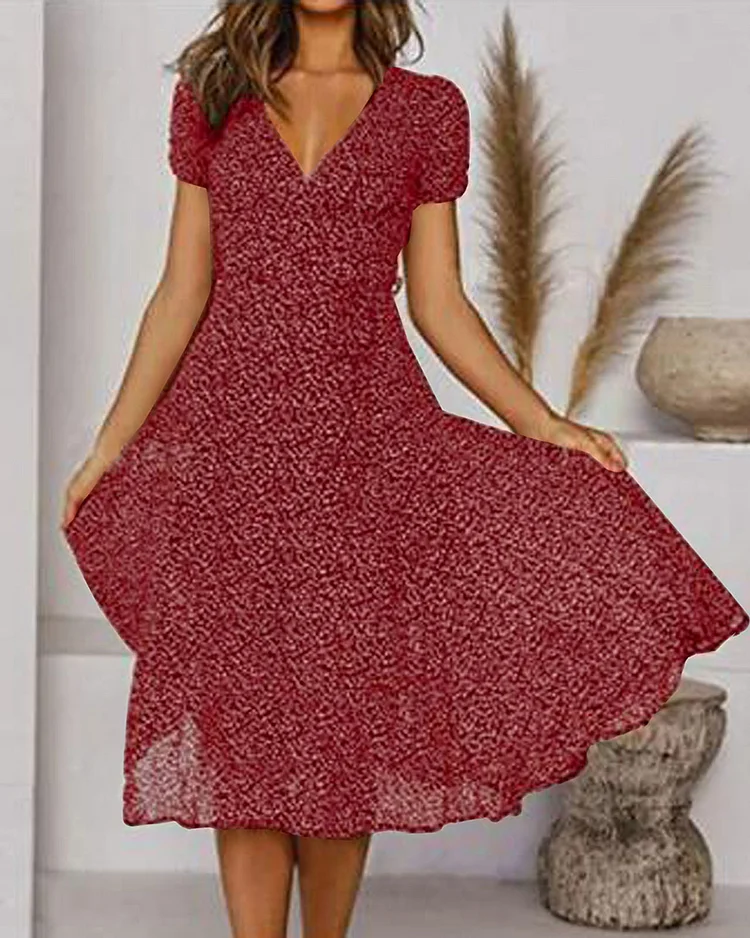 KL | Vestido de gasa estampada con mangas cortas y escote en V