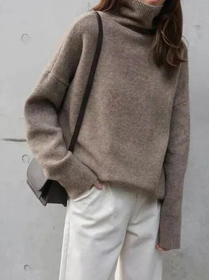 Jersey de cuello alto en mezcla de cachemira con silueta minimalista, color topo