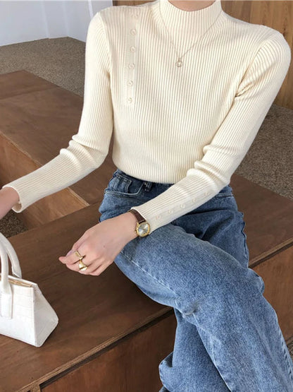 CM | MW - Elegante jersey con botones decorativos y cuello alto