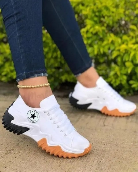CM | Zapatillas con cordones Muffin con ojales e inserciones en contraste