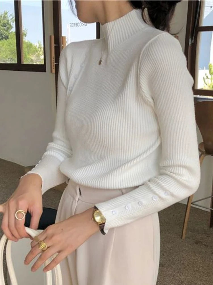 CM | MW - Elegante jersey con botones decorativos y cuello alto