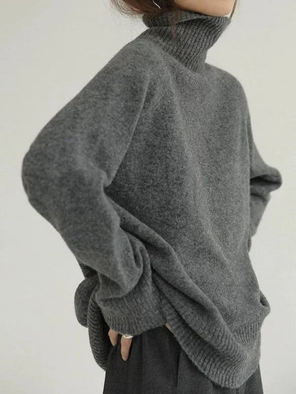 Jersey de cuello alto en mezcla de cachemira con silueta minimalista, color topo