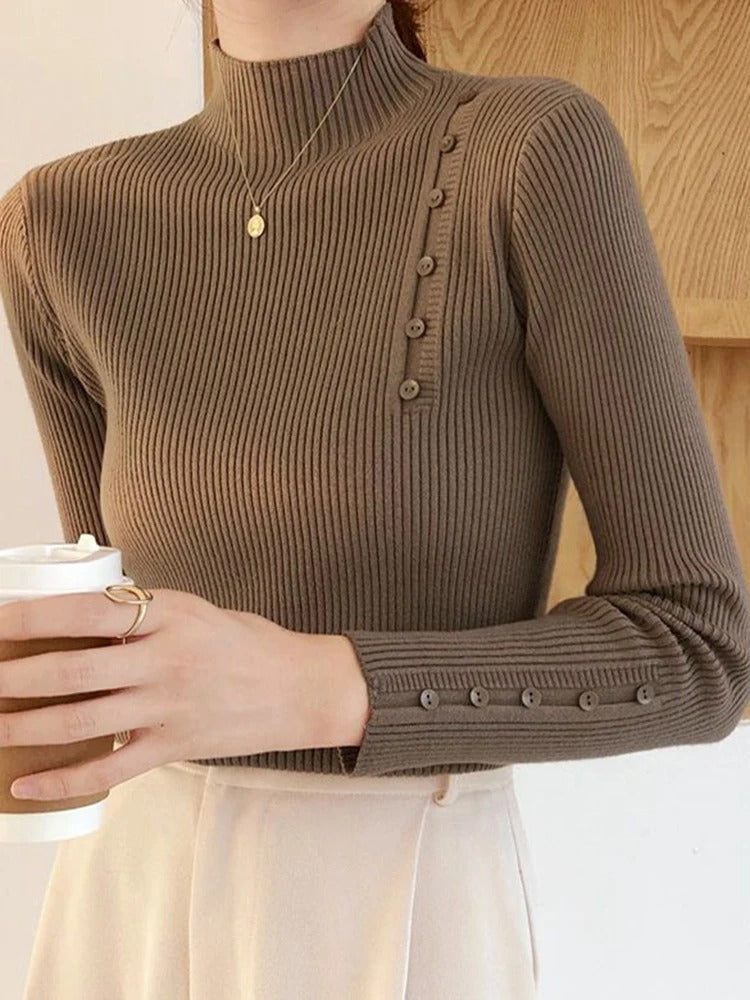 CM | MW - Elegante jersey con botones decorativos y cuello alto