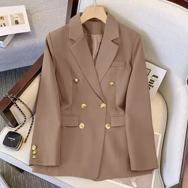 CM | Chaqueta blanca con botones dorados