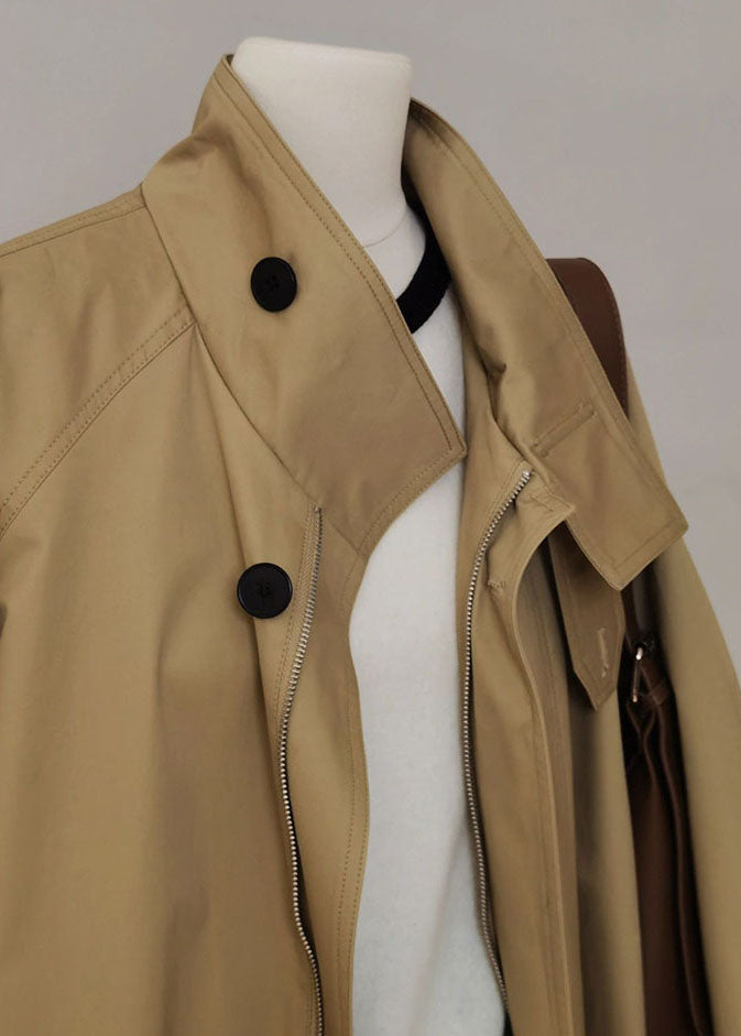 Trench francés color kaki con cuello bebé, cremallera y patchwork, manga larga