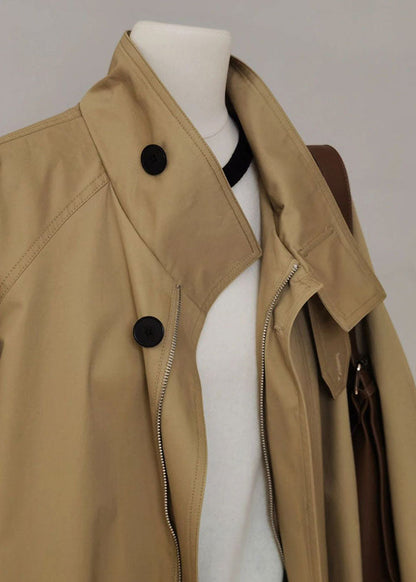 Trench francés color kaki con cuello bebé, cremallera y patchwork, manga larga