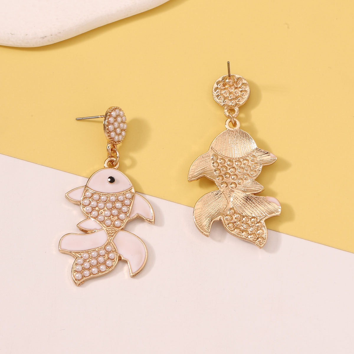 Oro Pendiente hermoso con estilo único