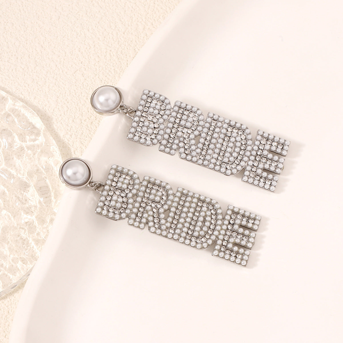 Pendiente clásico con encanto atemporal