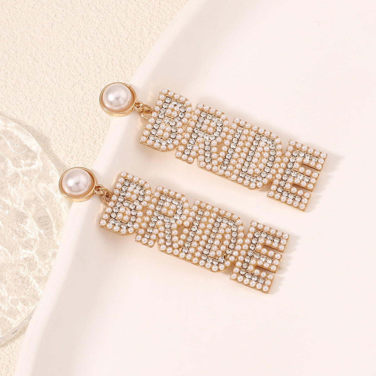 Pendiente clásico con encanto atemporal