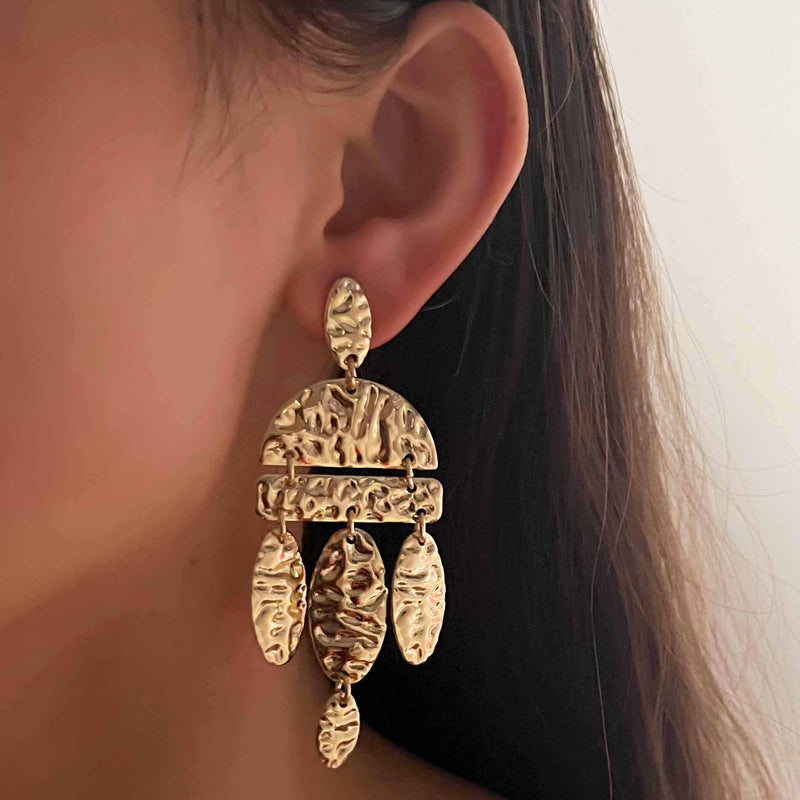 Pendiente clásico con encanto atemporal