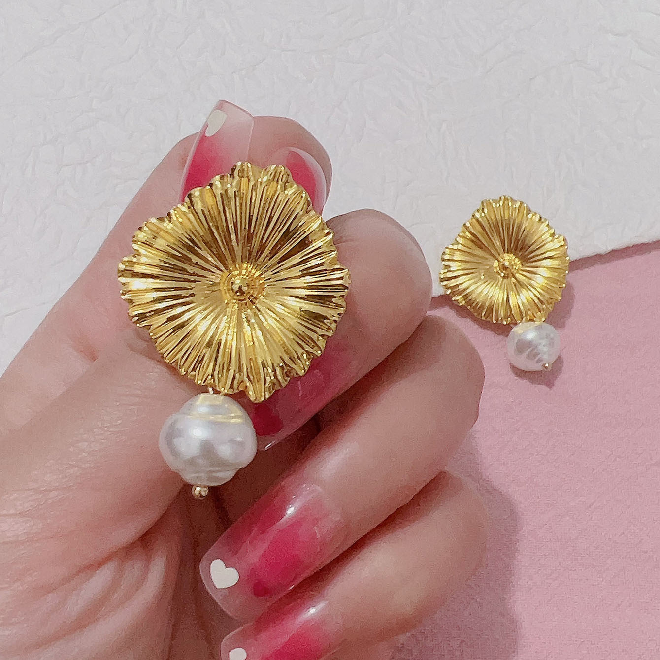 Oro Pendiente hermoso con estilo único