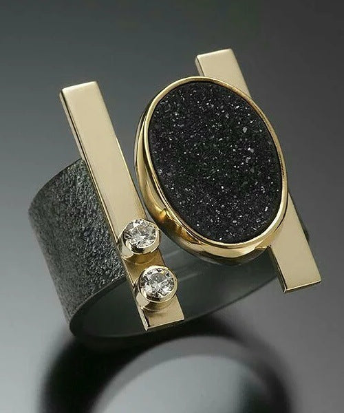 Anillo clásico con encanto atemporal