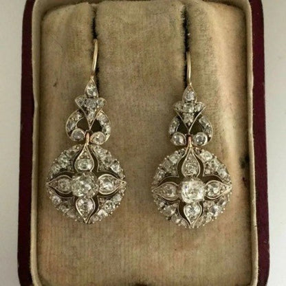 Pendiente clásico con encanto atemporal