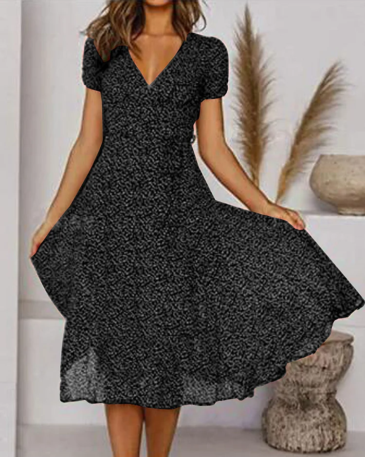 KL | Vestido de gasa estampada con mangas cortas y escote en V