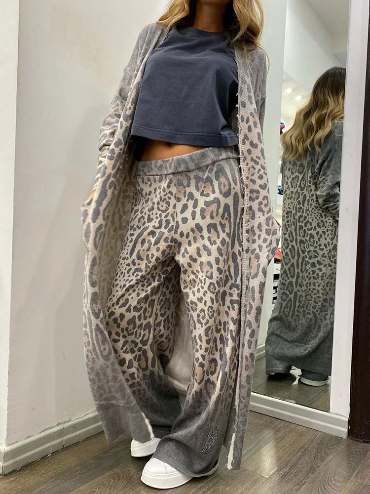 CM | Conjunto compuesto por chaleco con estampado de leopardo, bolsillo de manga larga y pantalón con cintura elástica