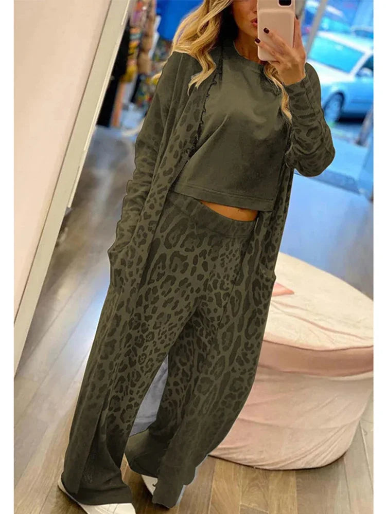CM | Conjunto compuesto por chaleco con estampado de leopardo, bolsillo de manga larga y pantalón con cintura elástica
