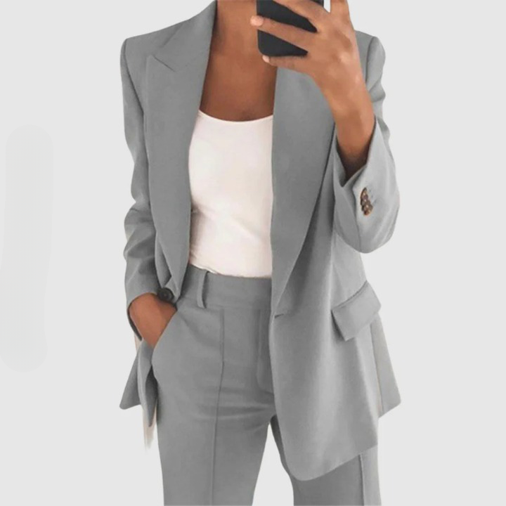 CM | Blazer se prepara para un elegante refinamiento