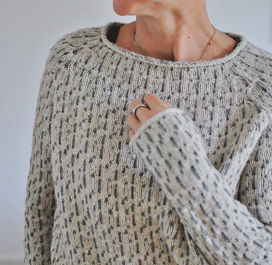 CM | Chic jersey gris con escote redondo