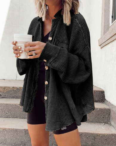 CM | Abrigo de moda con botones: combina comodidad y estilo moderno